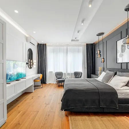 Апартаменты Enjoy B-52 Crown